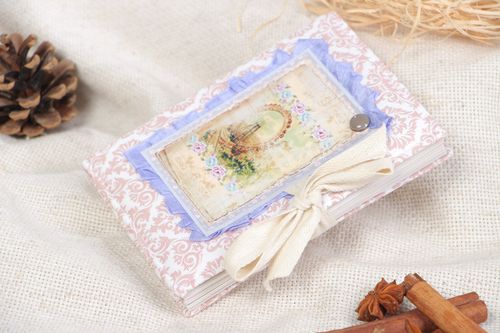 Handgemachtes Notizbuch mit Decke aus Textil und Schleife aus Atlas 80 Seiten  - MADEheart.com