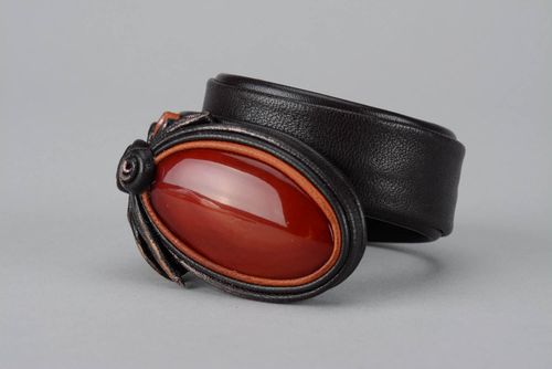 Bracelet made ​​of leather and horn - MADEheart.com
