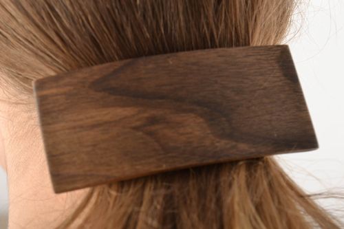Rechteckige lackierte braune schöne Haarspange aus Holz mit Musterung für Frauen - MADEheart.com