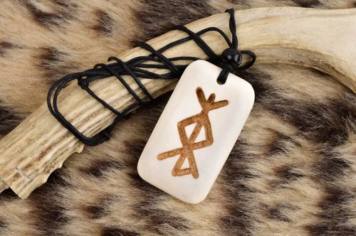 Pendentif os Bijou fait main avec image de rune original Accessoire homme - MADEheart.com