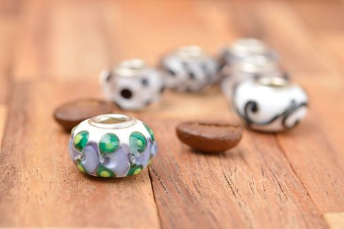 Сuenta de vidrio de colores artesanal complemento para pulseras regalo original - MADEheart.com