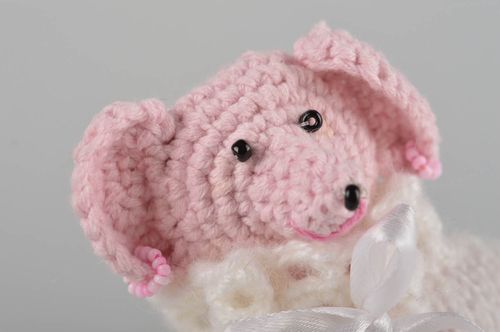Jouet tricoté Peluche faite main souris en fils de laine et coton Cadeau enfant - MADEheart.com