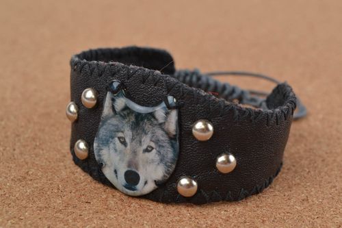 Pulsera artesanal original de cuero artificial unisex en estilo rock con lobo  - MADEheart.com