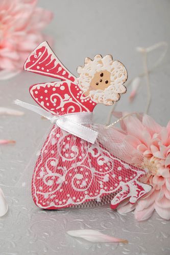 Colgante decorativo artesanal figurilla de ángel pintada de tablero DM - MADEheart.com