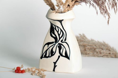 8 inches ceramic triangle vase in white and black colors in floral design 1,2 lb - MADEheart.com