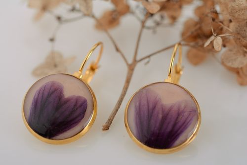 Handmade round dangle earrings violet dried flowers coated with epoxy resin - MADEheart.com