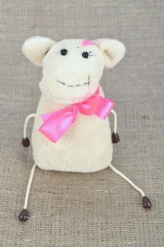 Brinquedo macio artesanal de tecido Ovelha - MADEheart.com