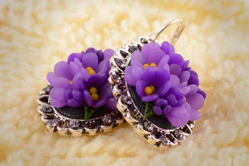 Pendientes con flores de arcilla polimérica hechos a mano violetas elegantes  - MADEheart.com