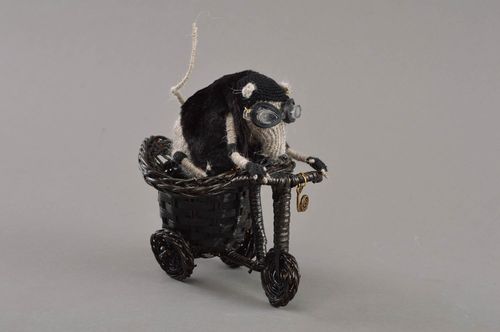 Handgemachtes lustiges Stoff Kuscheltier Ratte aus Wolle mit Motorrad aus Rebe - MADEheart.com