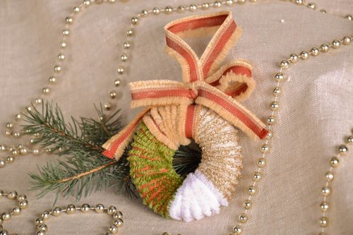 Brinquedo de Natal artesanal feito de veludo, tecidos sintéticos, sintepon e rendas. - MADEheart.com