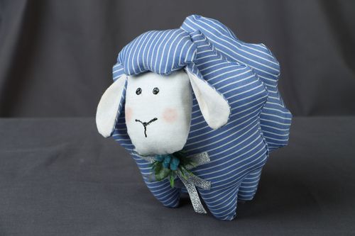 Pingente têxtil em forma de um carneiro  - MADEheart.com