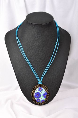 Colgante artesanal de color azul accesorio para mujer bisutería artesanal - MADEheart.com
