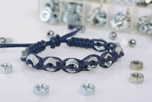 Künstlerisches Armband aus Stoff Makramee dünn mit Muttern in Blau handgefertigt - MADEheart.com
