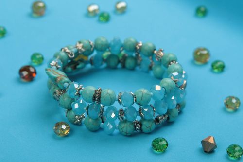 Bracelet en perles de cristal et turquoise artificielle fait main original - MADEheart.com