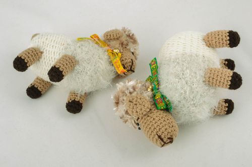 Deux peluches moutons tricotées au crochet  - MADEheart.com