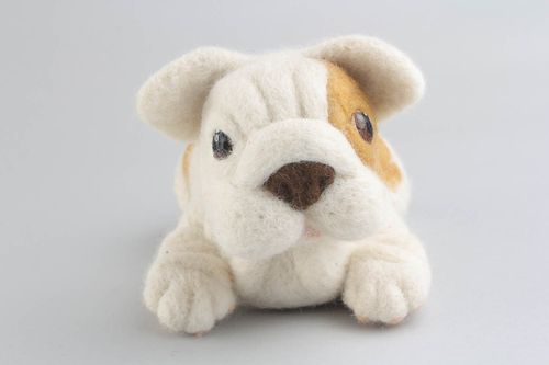 Brinquedo macio têxtil feito à mão de lã  para interior de materiais naturais Cachorro - MADEheart.com