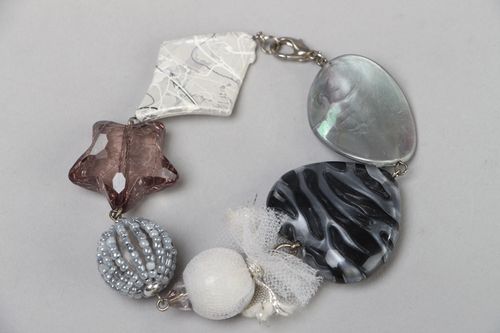 Bracelet en perles en plastique large noir et blanc fait main original - MADEheart.com