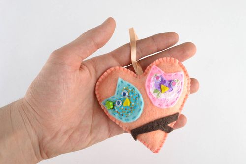 Cœur à suspendre en tissu décoré fait main - MADEheart.com