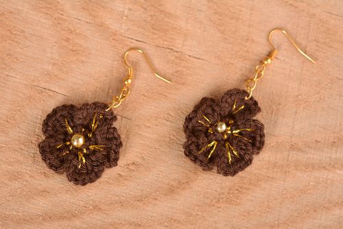 Boucles doreilles fleurs Bijou fait main marron tricoté Cadeau pour femme - MADEheart.com