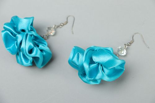 Blaue Ohrringe aus Atlasbändern - MADEheart.com