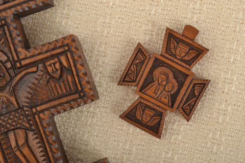 Croix pectorale faite main Pendentif en bois original petit Objet religieux - MADEheart.com