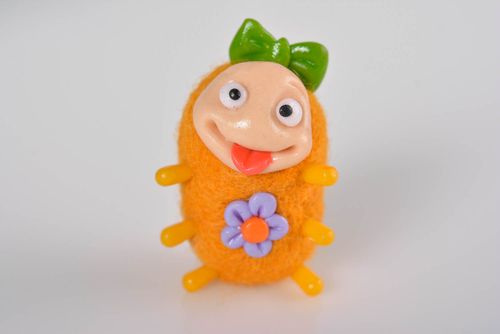 Handmade kleines Spielzeug gefilzte Figur Geschenkideen für Kinder mit Schleife - MADEheart.com
