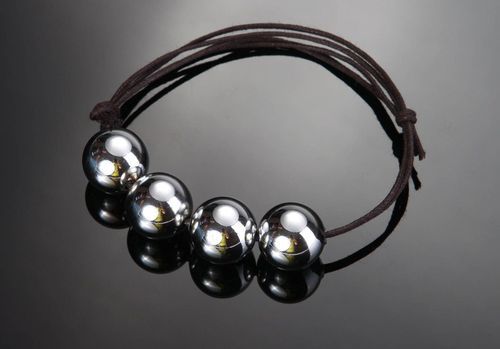 Bracelet perles en plastique sur lacet fait main - MADEheart.com
