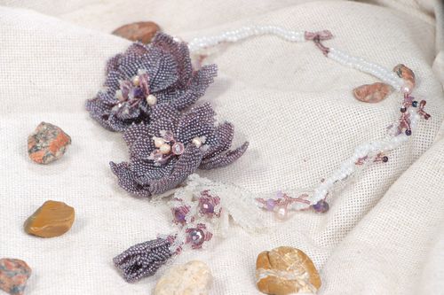 Handgemachtes schönes lila Blumen Collier aus Glasperlen und Amethyst für Frau - MADEheart.com