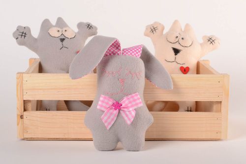 Giocattolo morbido fatto a mano pupazzo da bambini a forma di lepre grigia - MADEheart.com