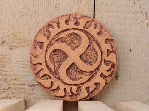 Plato de barro Svaor, el solsticio - MADEheart.com