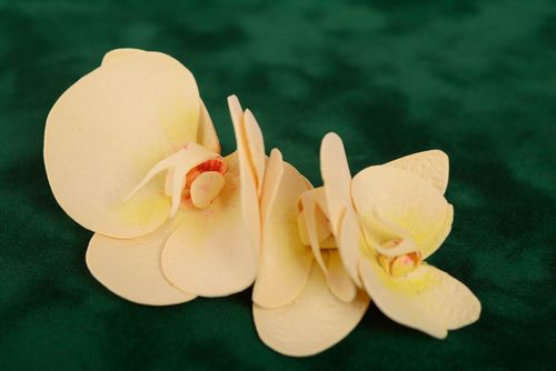 Zarte beige Haarklemme mit Blume handmade Schmuck für Frauen aus Foamiran Orchidee - MADEheart.com