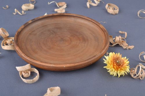 Brauner mittlerer flacher Teller aus Ton in Milchbrennen Technik handgefertigt - MADEheart.com