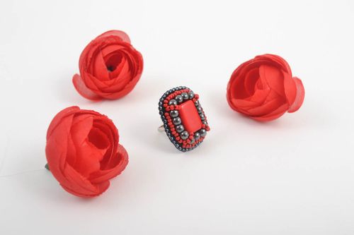 Кольцо ручной работы украшение из бисера красивое кольцо с бусинами под коралл - MADEheart.com