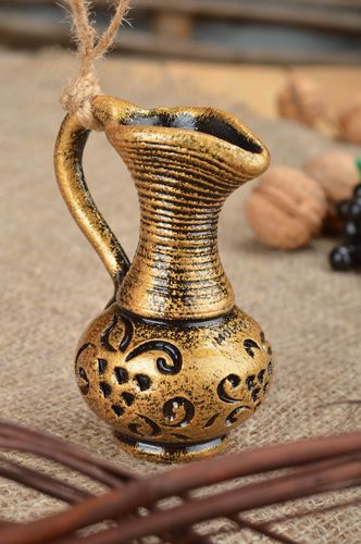 Colgante decorativo con forma de jarro pequeñito de arcilla roja artesanal - MADEheart.com