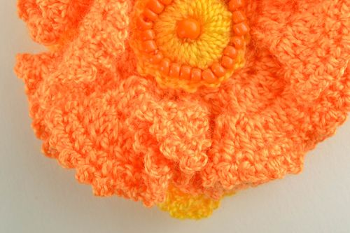 Bandeau à cheveux tricoté accessoire fait main orange avec fleur pour enfant - MADEheart.com