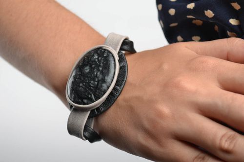 Pulsera de cuero con piedras artesanal accesorio para mujer regalo original - MADEheart.com