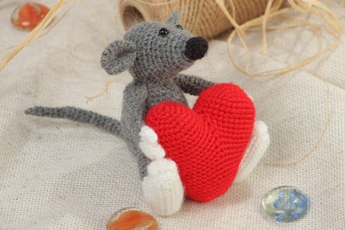 Juguete tejido hecho a mano Ratoncito con corazón - MADEheart.com