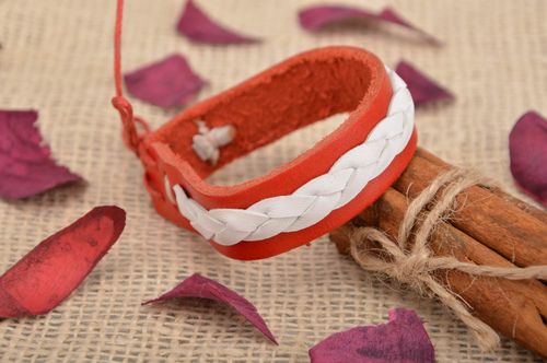 Damen Armband aus Leder in Rot Weiß originell Designer Schmuck Geschenk handmade - MADEheart.com