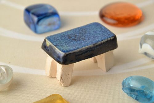 Figura cerámica con forma de silla - MADEheart.com