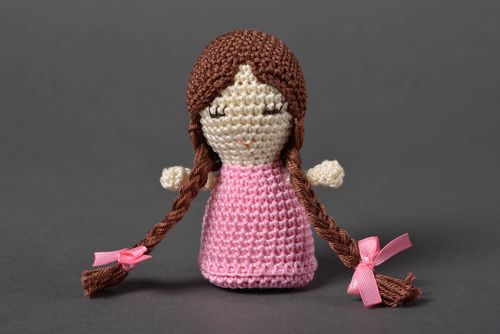 Handmade Designer Puppe Stoff Spielzeug gehäkelte Puppe kleines Mädchen in rosa - MADEheart.com