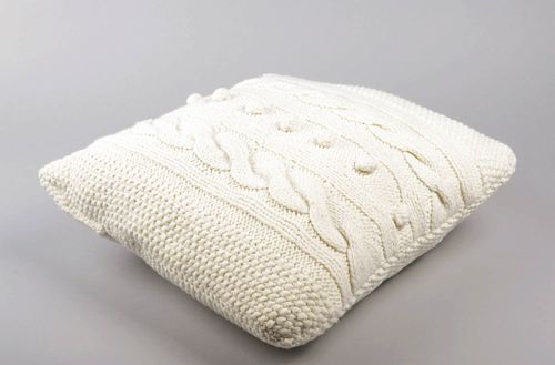 Подушка на диван подарок ручной работы вязаная подушка из акрила белая - MADEheart.com