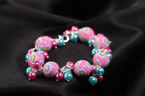 Pulsera infantil de arcilla polimérica y cerámica rosada artesanal - MADEheart.com