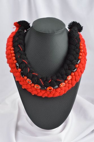 Collier textile Bijou fait main rouge et noir stylé cadeau Accessoire femme - MADEheart.com