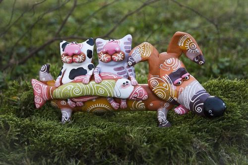 Statuette céramique Teckel avec des chats - MADEheart.com