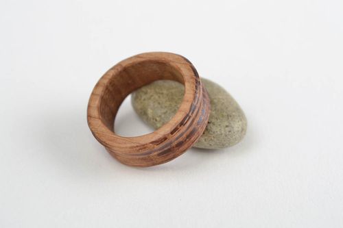Anillo de madera tallado original artesanal estiloso redondo para mujer - MADEheart.com