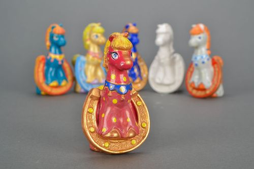 Estatueta de gesso pintada com tintas acrílicas em forma do cavalo na ferradura - MADEheart.com
