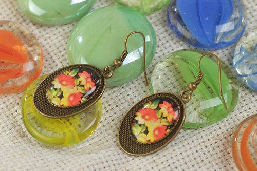 Künstlerische handmade Vintage Ohrringe aus Glasur mit Blumenprint - MADEheart.com