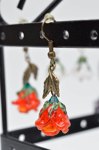 Boucles doreilles pendantes Bijou fait main en verre Cadeau femme fleurs rouges - MADEheart.com