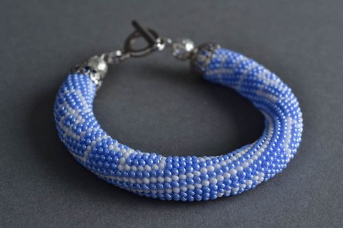 Bracelet en perles de rocaille bleu blanc motif géométrique au crochet fait main - MADEheart.com