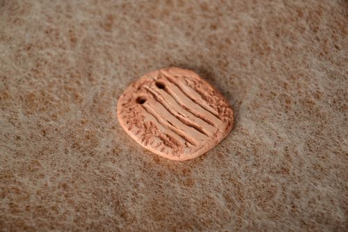 Runder schöner handgemachter Ton Anhänger Rohling mit Pigmenten Bemalung - MADEheart.com
